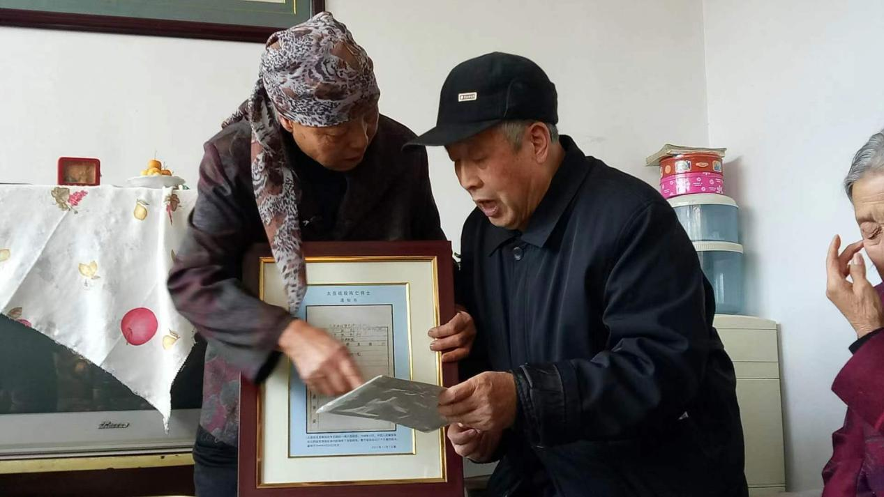 2017年，河北蔚縣，王艾甫將烈士王玉山的陣亡通知書(shū)交到烈屬手中。