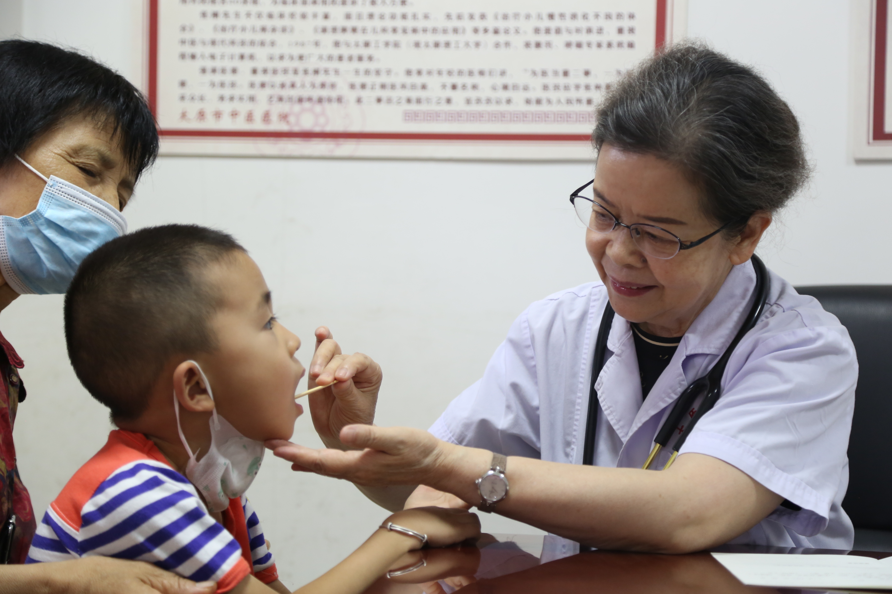 李玉蘭為患兒診治。圖片由太原市衛(wèi)健委提供