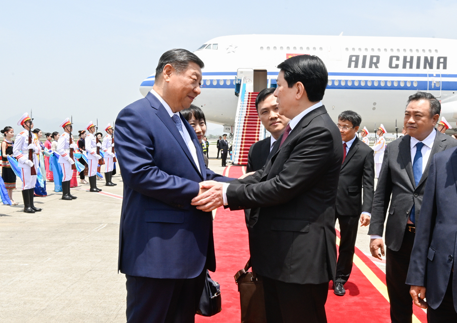 習(xí)近平抵達(dá)越南河內(nèi)內(nèi)排國(guó)際機(jī)場(chǎng)發(fā)表書(shū)面講話(huà)